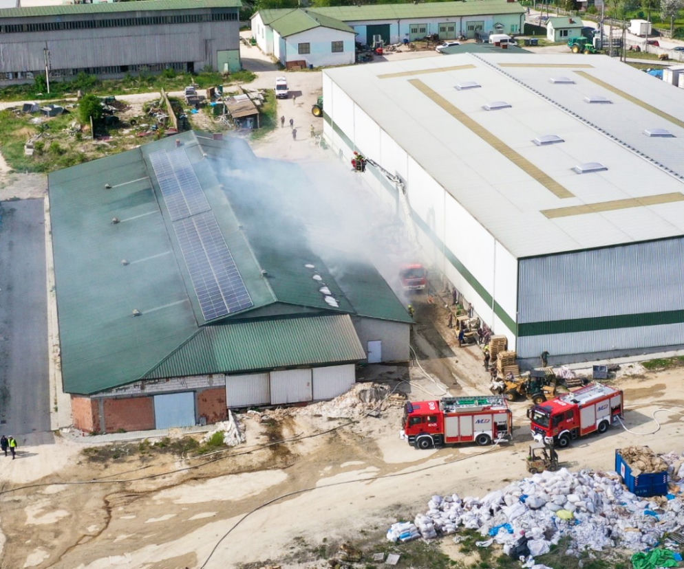 Pożar w Kliszowie. Płonęła hala produkcyjna herbat owocowych. Strażacy: Pachniało