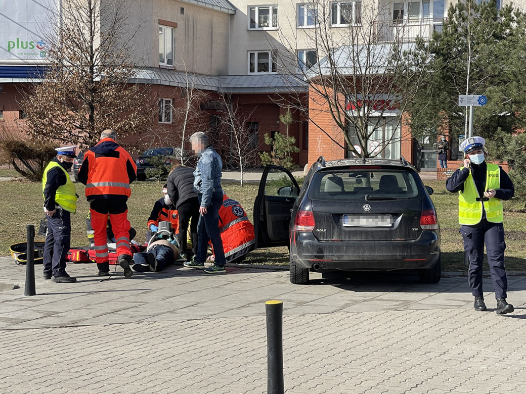 Dramatyczna akcja na Bemowie! Udzielali pomocy rannym. Kilka metrów dalej umierał w aucie mężczyzna