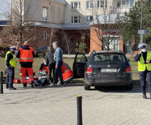 Dramatyczna akcja na Bemowie! Udzielali pomocy rannym. Kilka metrów dalej umierał w aucie mężczyzna