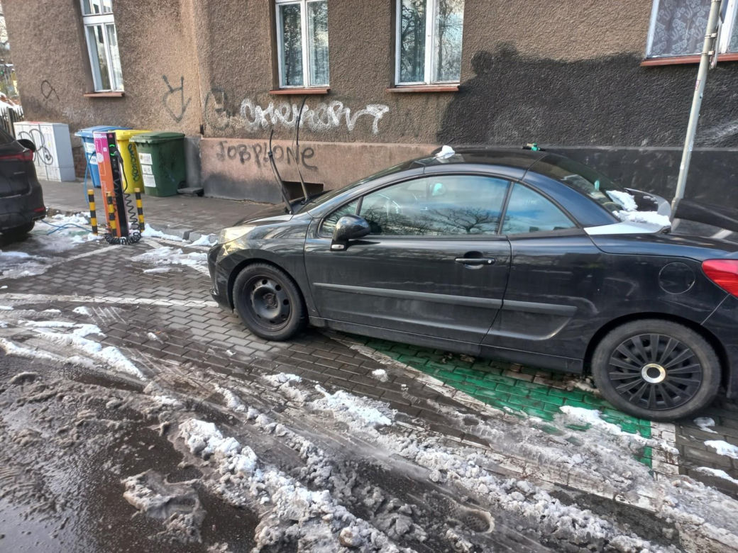 Tak parkują "miszczowie parkowania" z Katowic. Strażnicy miejscy rozkładają ręce 