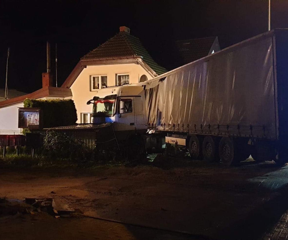 W miejscowości Przydargiń samochód ciężarowy uderzył w budynek mieszkalny. 