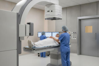 Nowy sprzęt za 23 mln zł zmienia leczenie raka. Chroni zdrowe tkanki przed skutkami terapii