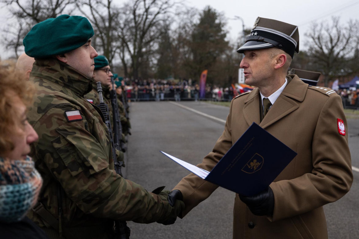Karol Nawrocki pojawił się na przysiędze żołnierskiej kolegi z ringu