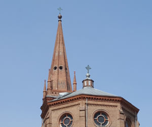 Silny wiatr uszkodził dach kościoła na pl. Wolności w Bydgoszczy. Konieczna była interwencja strażaków [ZDJĘCIA]