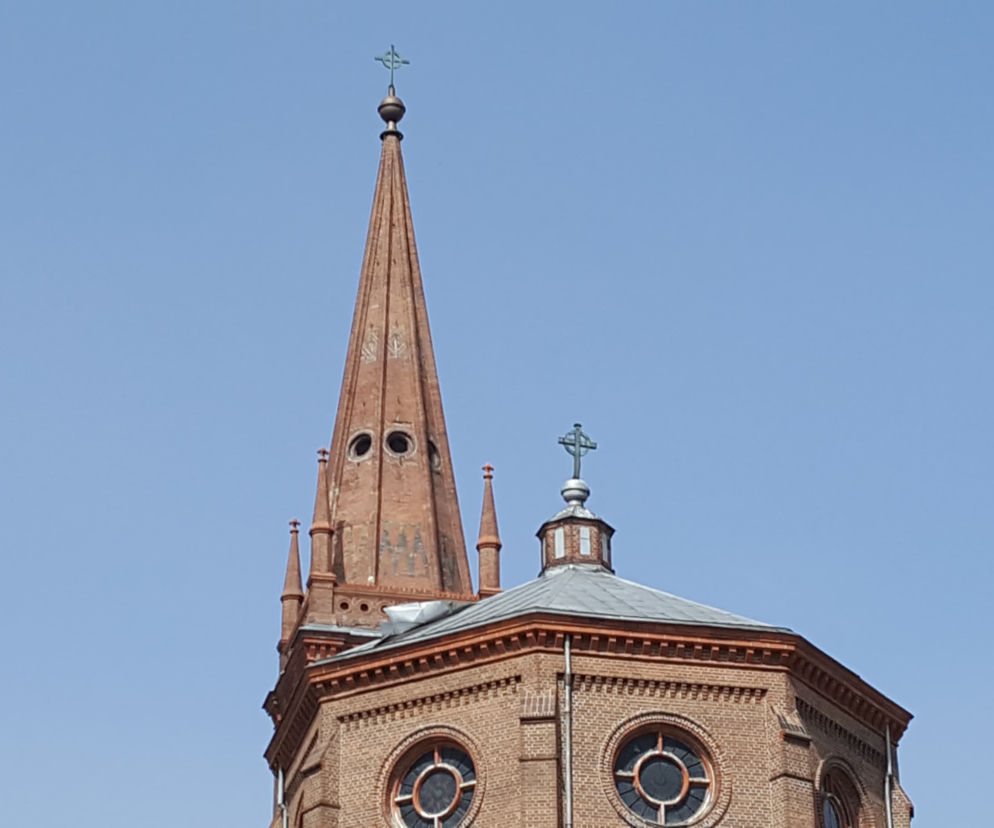 Silny wiatr uszkodził dach kościoła na pl. Wolności w Bydgoszczy. Konieczna była interwencja strażaków [ZDJĘCIA]