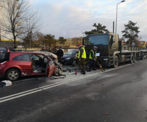 Groźny wypadek na Powstańców Warszawy w Bydgoszczy! Kierowca był uwięziony w aucie! [ZDJĘCIA]