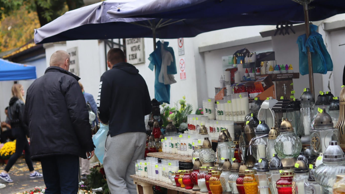 Trwają ostatnie przygotowania. Lublinianie sprzątają groby na 1 listopada