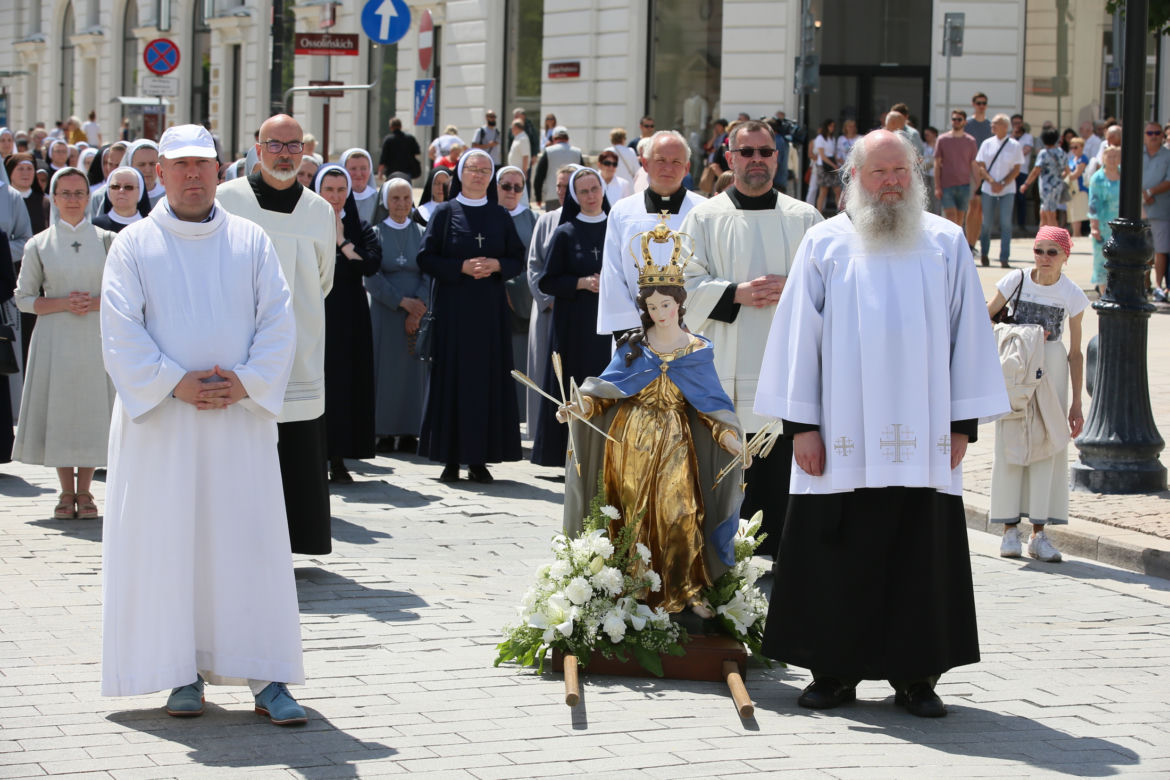 Centralna procesja Bożego Ciała w Warszawie. Ołtarze nawiązywały do wojny