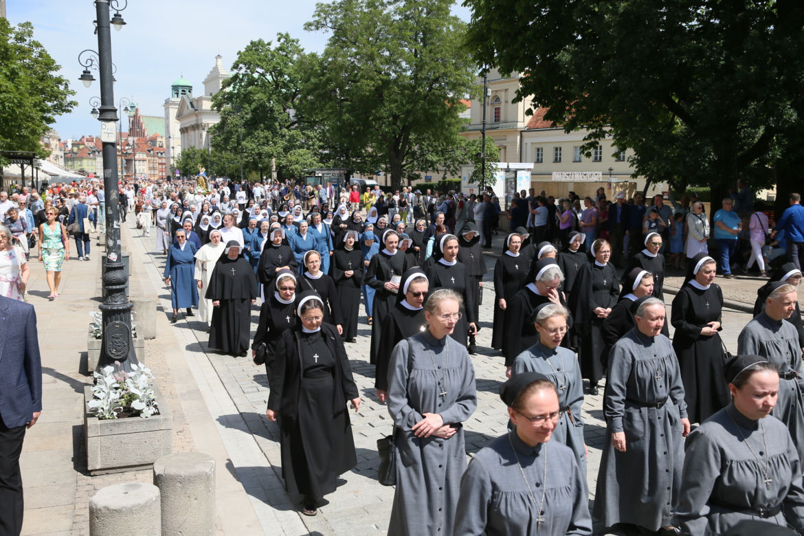Centralna procesja Bożego Ciała w Warszawie. Ołtarze nawiązywały do wojny