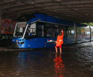 Wrocław pod wodą! Tramwaje stoją, ulice zamieniły się w rzeki