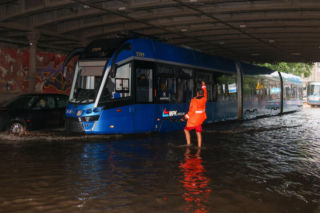 Wrocław pod wodą! Tramwaje stoją, ulice zamieniły się w rzeki