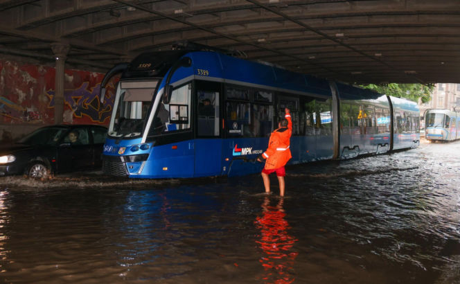 Wrocław pod wodą! Tramwaje stoją, ulice zamieniły się w rzeki