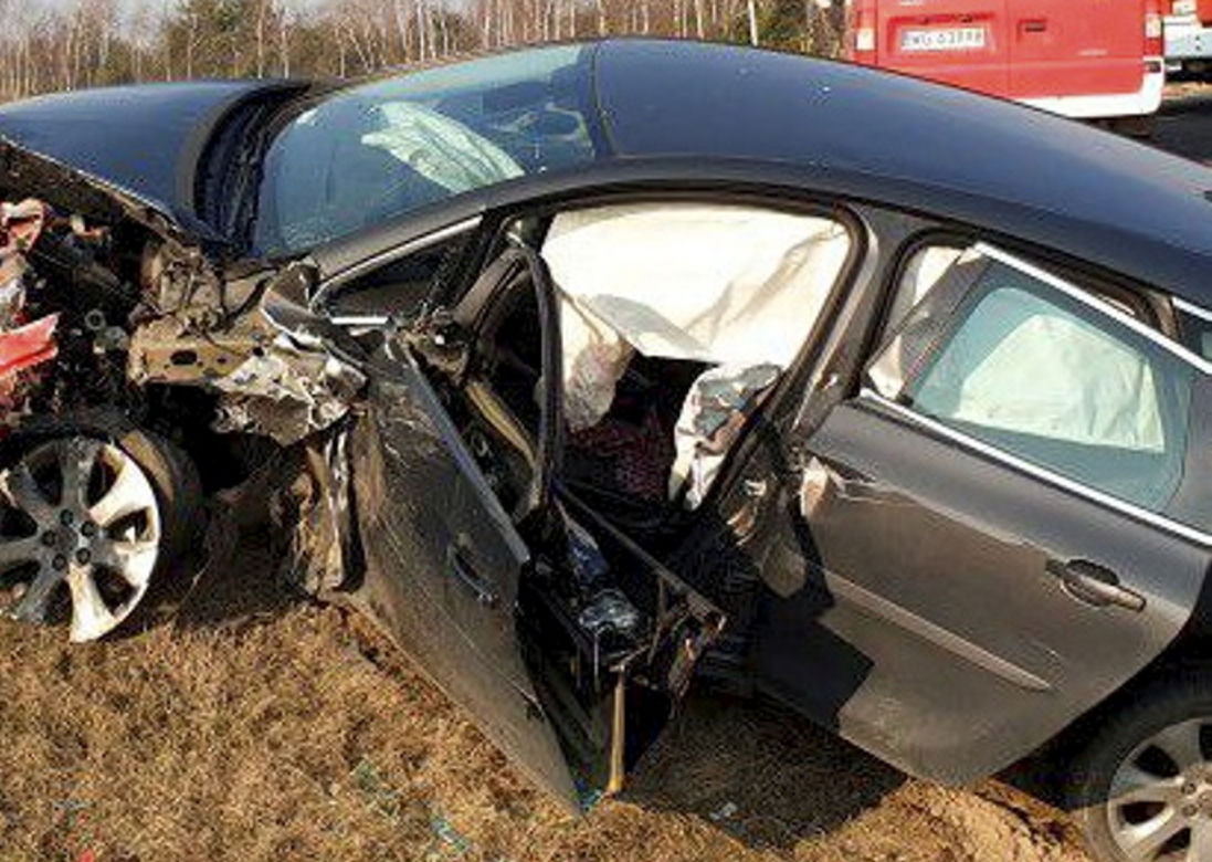 Drogowa masakra pod Garwolinem. Z audi zostały strzępy. Lądował śmigłowiec, są ranni