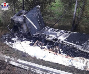 TIR spłonął niedaleko Lublina. Kierowca wjechał na skarpę
