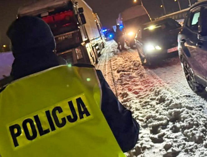 Ostróda w centrum śnieżycy. Burmistrz nocą ratował ludzi. Kierowcy nocowali w urzędzie