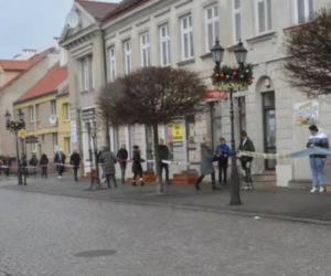 Szalik o długości 367 metrów! Mieszkańcy Pułtuska z przytupem otwierają aukcje WOŚP [ZDJĘCIA]