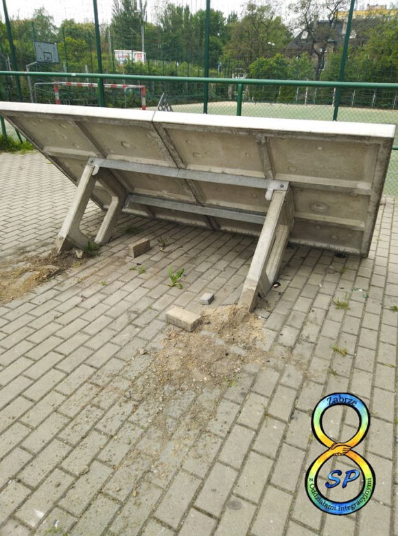 Zabrze: pijany nastolatek zdewastował nowy plac zabaw przy szkole podstawowej. Wszystko zostało zniszczone