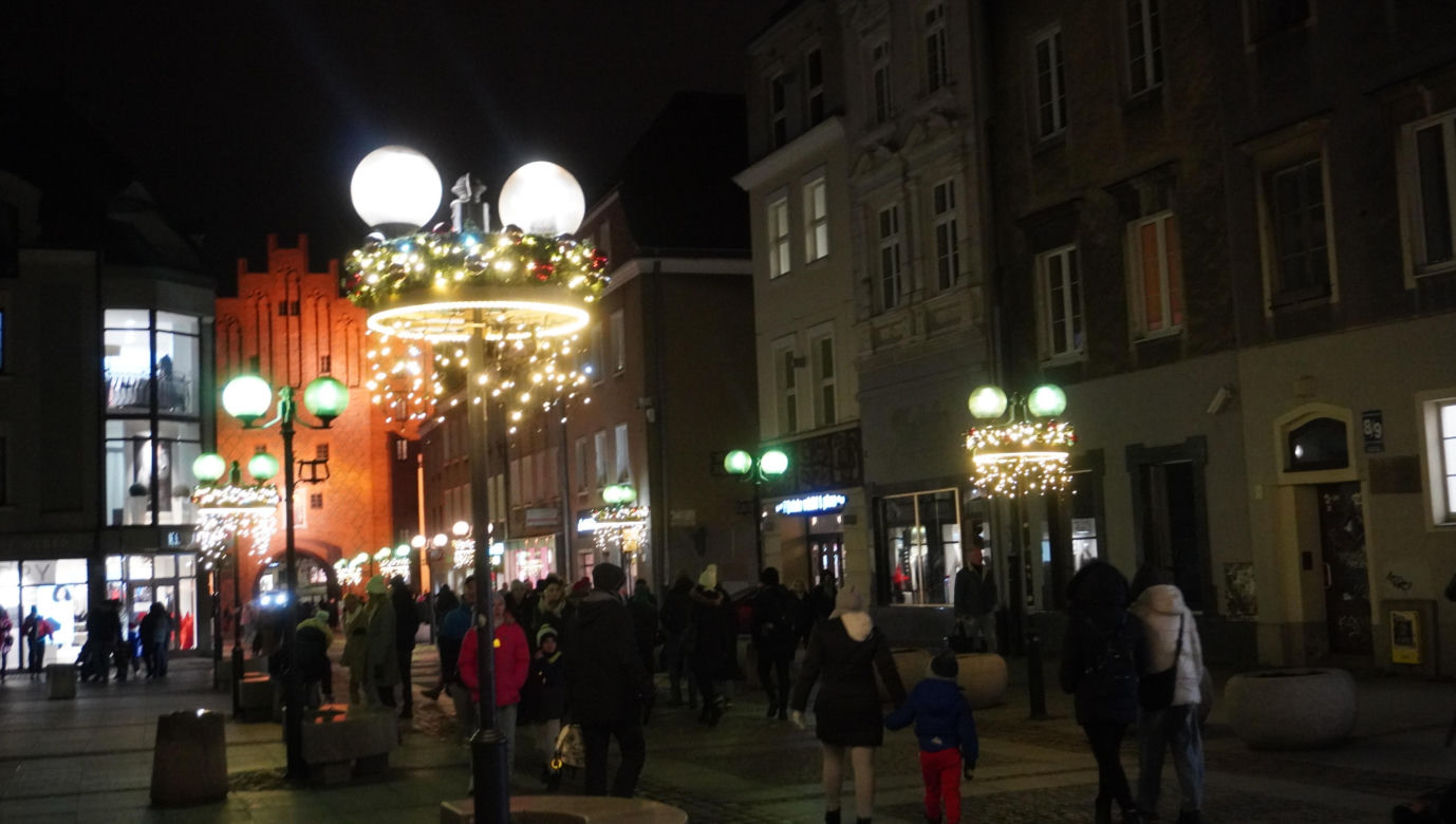 Święta w Olsztynie odpalone! Na Starym Mieście rozbłysła piękna choinka [ZDJĘCIA]