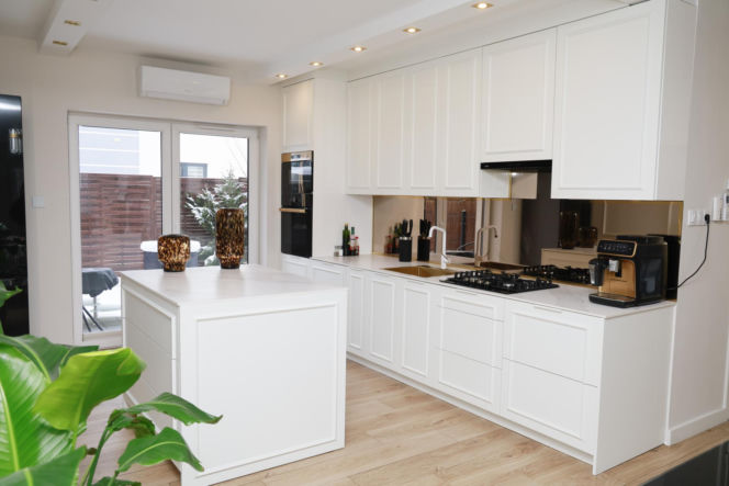 Lata temu wygrała "Projekt Lady", teraz pokazała jak mieszka! Biel i złoto biją po oczach