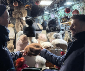 Biedroń i Śmiszek szukają prezentów pod choinkę,