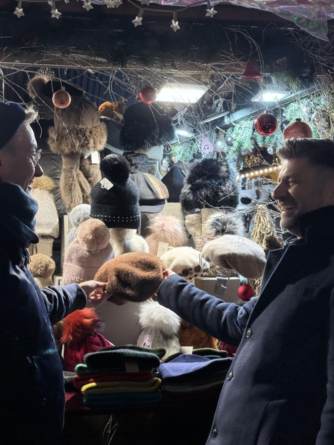 Biedroń i Śmiszek szukają prezentów pod choinkę,