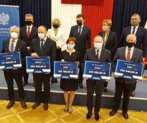 Przekazanie czeków potwierdzających dofinansowanie z Funduszu Dróg Samorządowych w subregionie tarnowskim