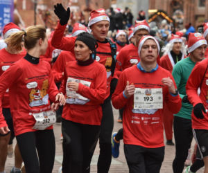 23. Festiwal Biegów Świętych Mikołajów w Toruniu. Zdjęcia ze starówki