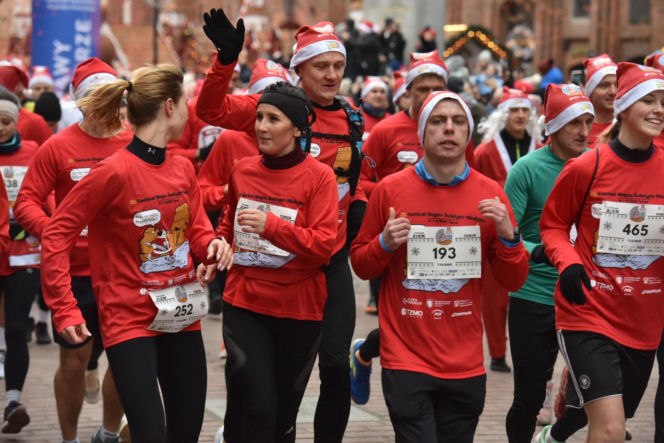 23. Festiwal Biegów Świętych Mikołajów w Toruniu. Zdjęcia ze starówki