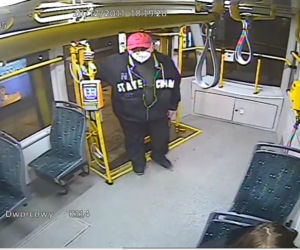 Poznań. Zboczeniec w tramwaju! Policjanci szukają tego mężczyzny