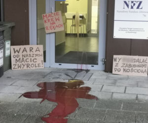Plama krwi i hasła na tablicach. Protest pod niewłaściwymi drzwiami