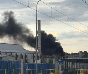 Gigantyczny pożar w centrum Chorzowa. Nad miastem unoszą się kłęby czarnego dymu