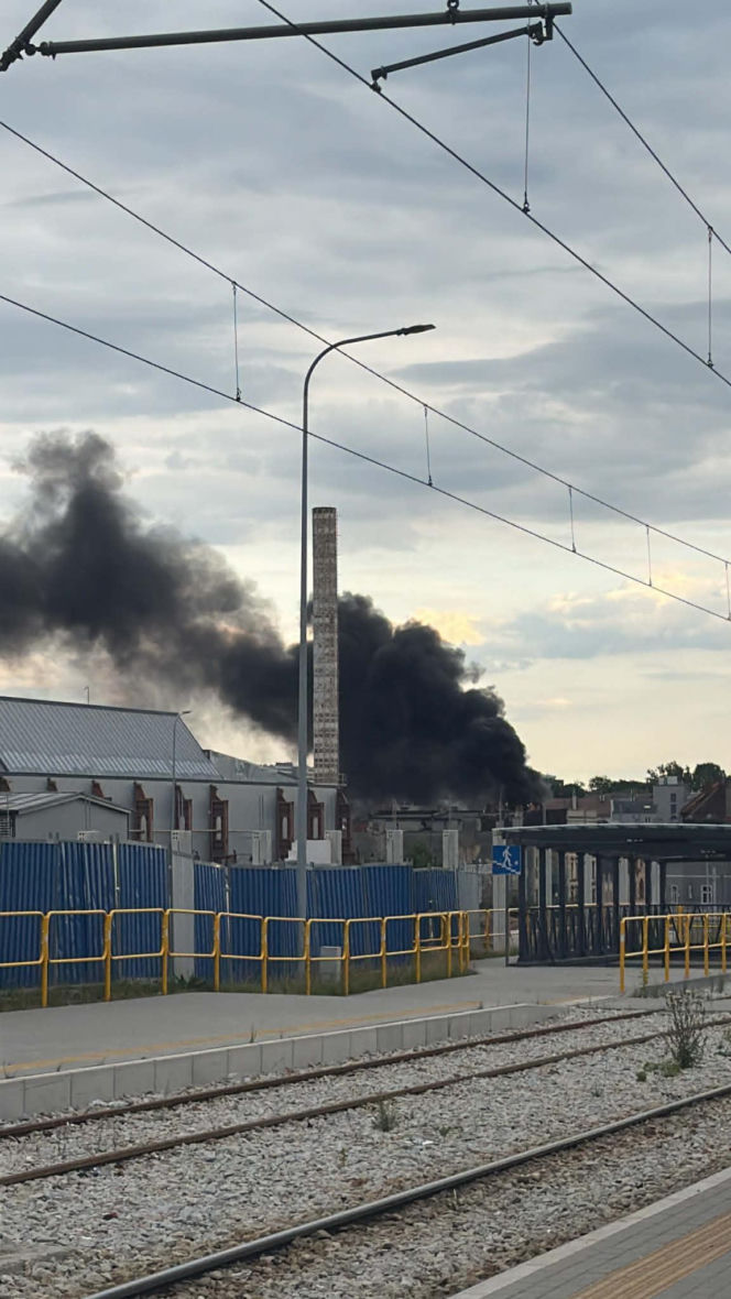 Gigantyczny pożar w centrum Chorzowa. Nad miastem unoszą się kłęby czarnego dymu