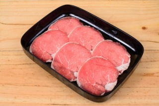 Zapomniałaś rozmrozić mięso na obiad? Dzięki temu prostemu trikowi zrobisz to w mig