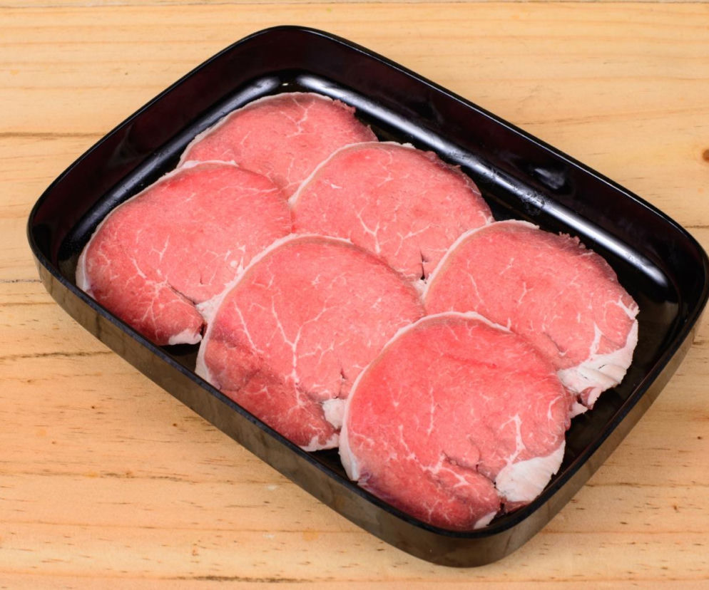 Zapomniałaś rozmrozić mięso na obiad? Dzięki temu prostemu trikowi zrobisz to w mig