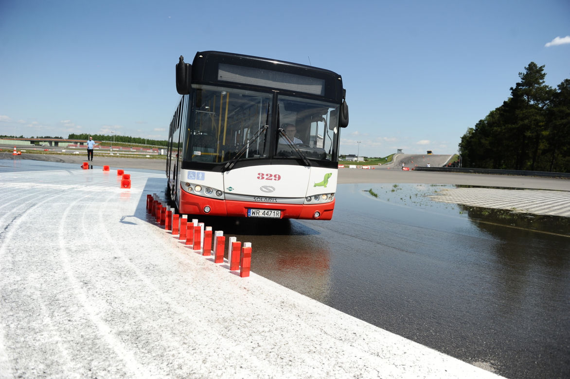 Pachołki latały jak kręgle. Tak wyglądały mistrzostwa kierowców autobusów 