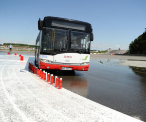 Pachołki latały jak kręgle. Tak wyglądały mistrzostwa kierowców autobusów 