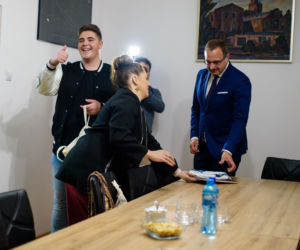 Reprezentant Australii na Eurowizję Junior na polskie korzenie. Jego dziadkowie mieszkali w Zawierciu