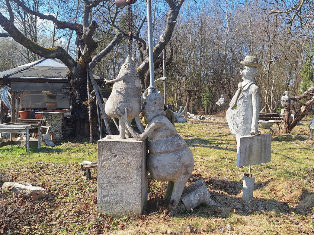Surrealistyczne rzeźby zdobią ogród. Budzą niepokój i ciekawość