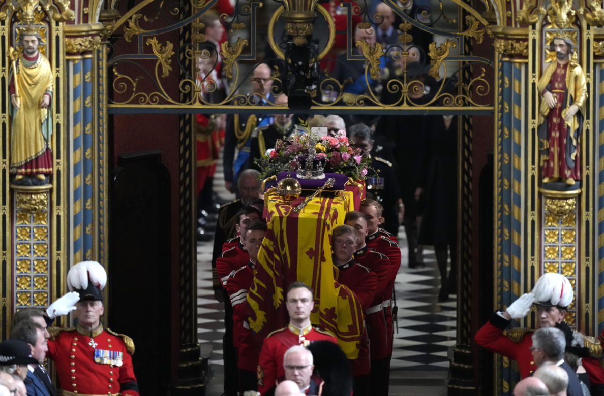 Łzy poddanych i trumna zmierzająca do Westminsteru