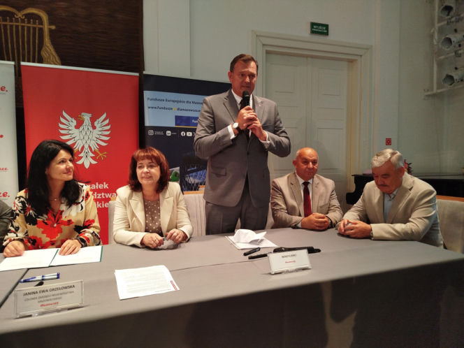 Dwie lokalne inwestycje z wysokim wsparciem unijnym. Umowy na budowę wiaduktu warszawskiego w Siedlcach i rozwój bioróżnorodności w Mrozach – już podpisane!