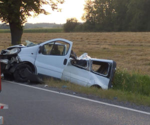 Tragiczny wypadek na DK74 w Łagowie. Nie żyje jedna osoba, droga jest całkowicie zablokowana