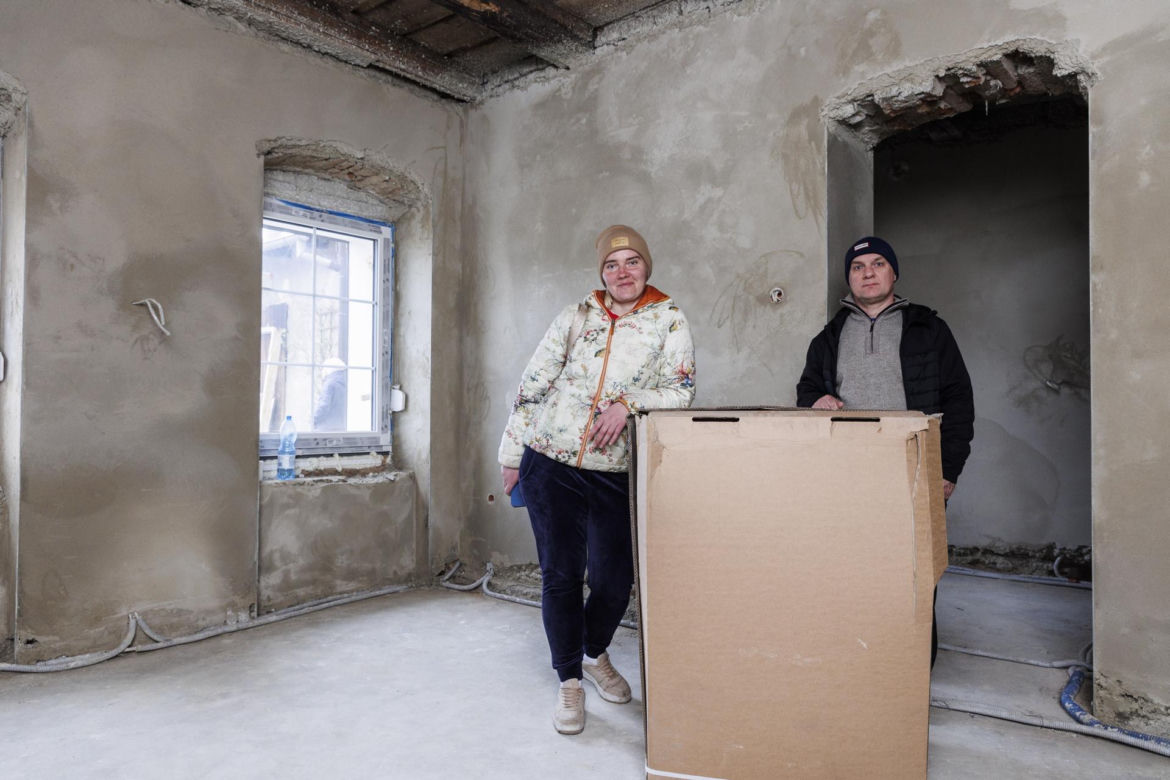Powodzianie osuszyli dom pół roku po powodzi.