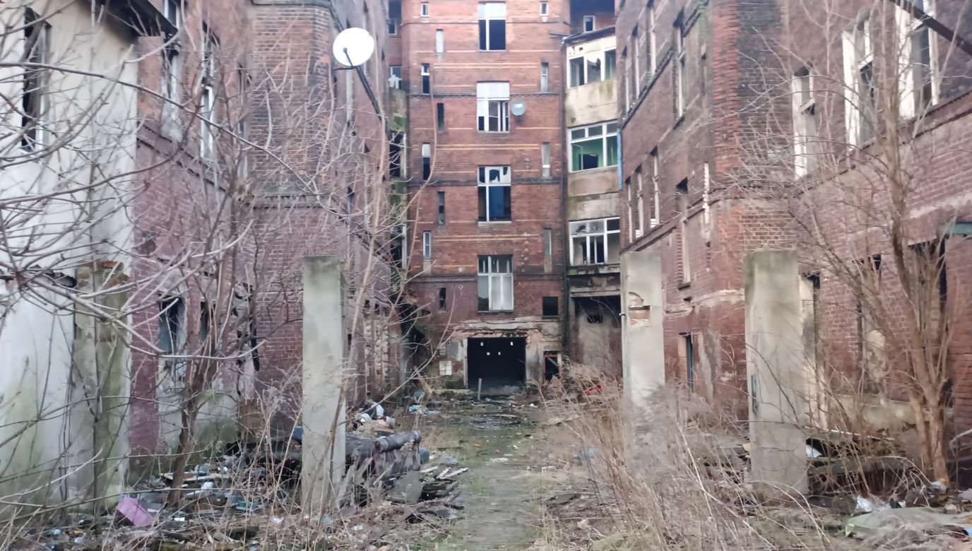 Opuszczona kamienica w centrum Chorzowa. Kto w niej mieszka?