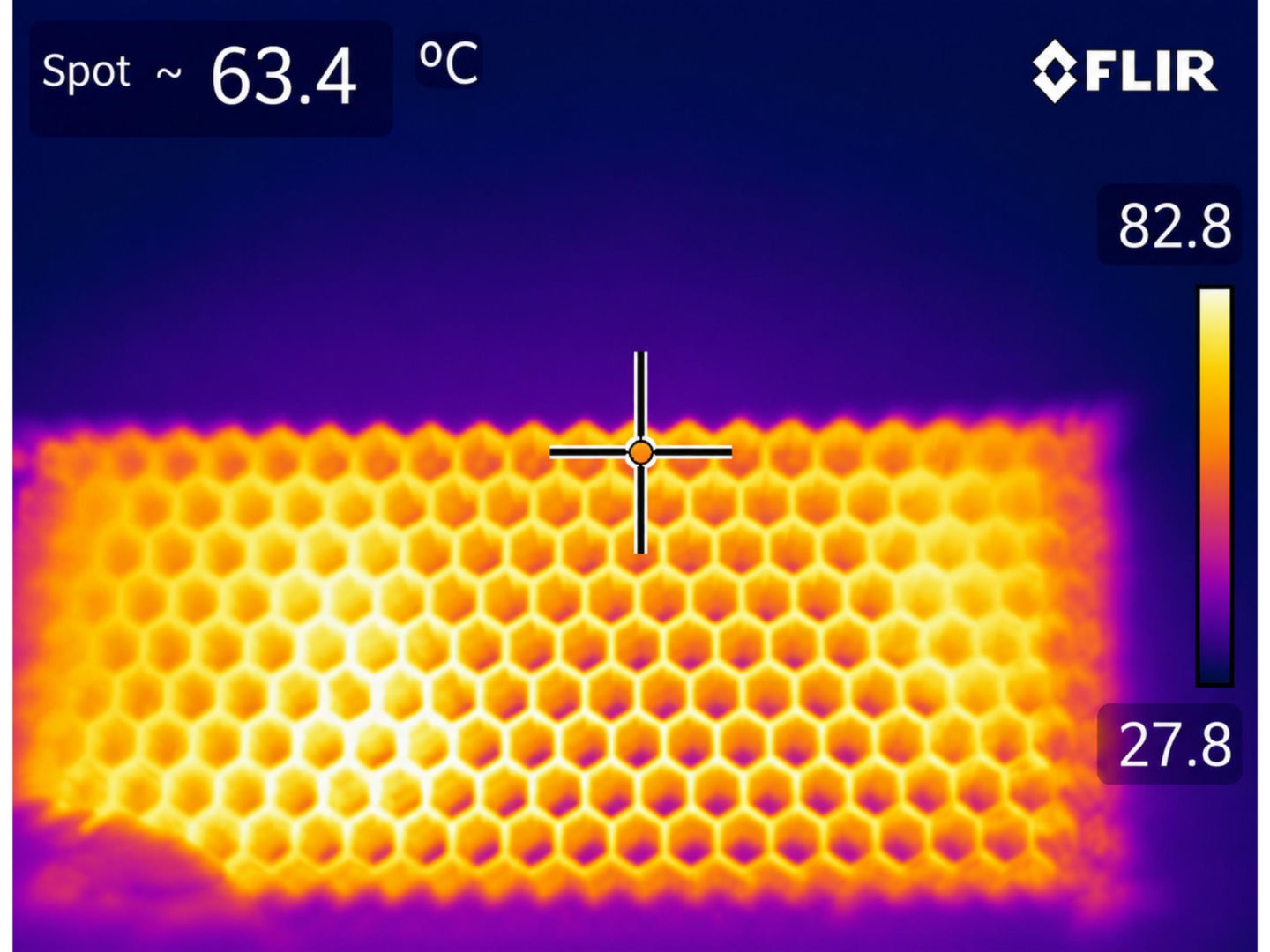 Zdjęcie termograficzne elementu grzejnego HexR z rozkładem pola temperatury