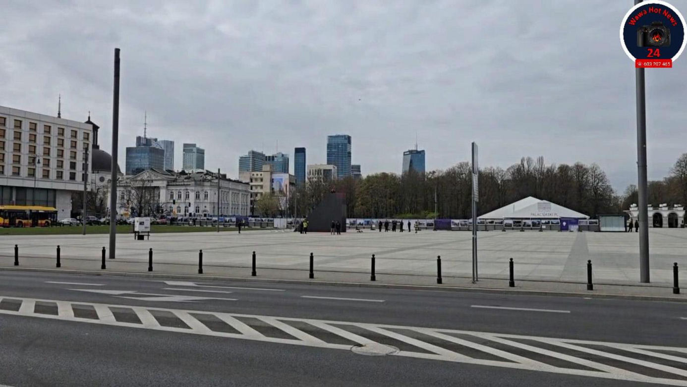 Mężczyzna wszedł na pomnik smoleński