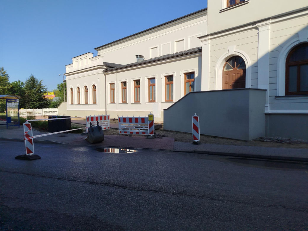 Trwa budowa parku kieszonkowego przy sali Podlasie MOK-u. Piesi mogą tu napotkać utrudnienia
