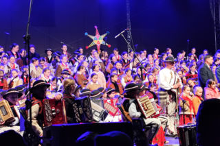 Kardynał Ryś rozświetlił Kraków! Zobacz, co dzieje się pod Oknem Papieskim