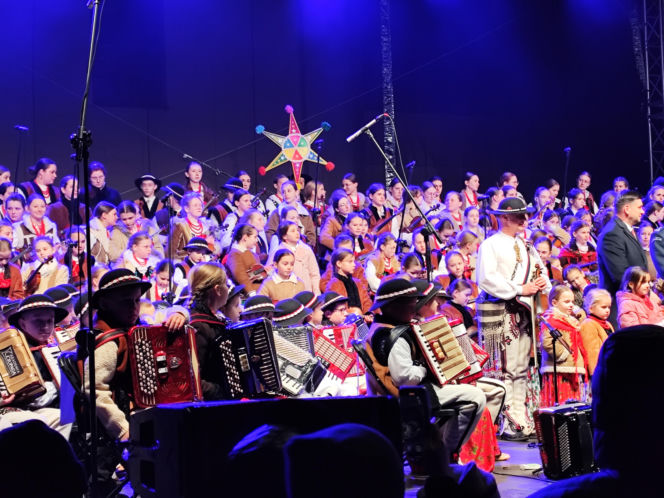 Kardynał Ryś rozświetlił Kraków! Zobacz, co dzieje się pod Oknem Papieskim