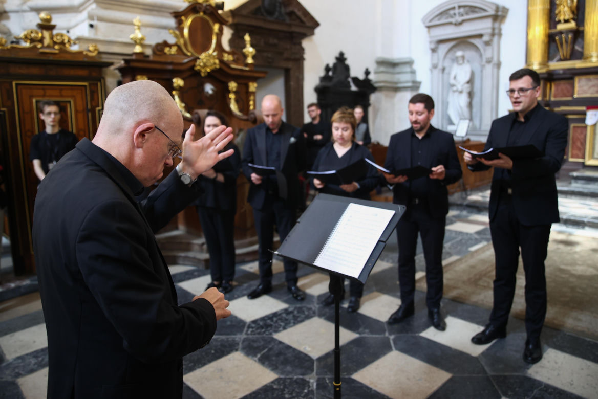 Jan A.P. Kaczmarek został pochowany na cmentarzu Rakowickim. Tłumy pożegnały wybitnego kompozytora
