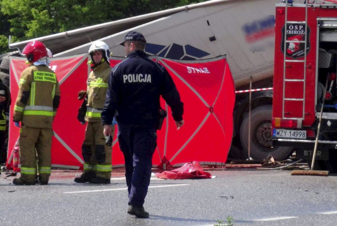 Policjanci kierują ruchem